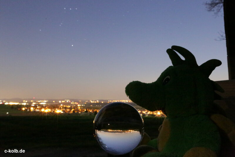 Tabaluga mit LensBall vor Kleestadt-Panorama während einer Vollmond-Nacht